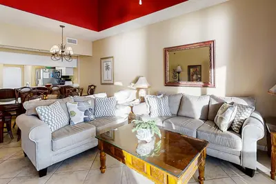 Image de Magnifique condo sur la plage avec balcon meublé, vue panoramique et emplacement idéal!