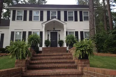 Image de Location parfaite pour la semaine des maîtres! Moins de cinq milles du parcours!