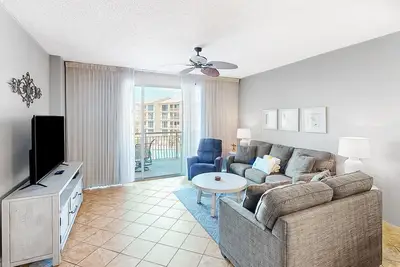 Image de Condo aéré en bord de mer avec vue sur le balcon, équipements mis à jour et tennis partagé!