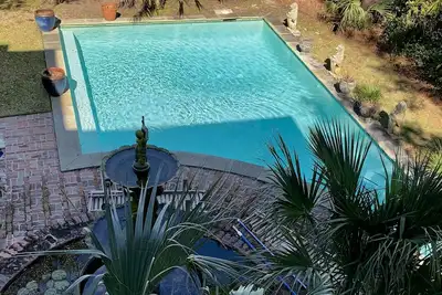 Image de 5 chambres, île historique de Sullivan, piscine, 1 pâté de maisons de la plage!