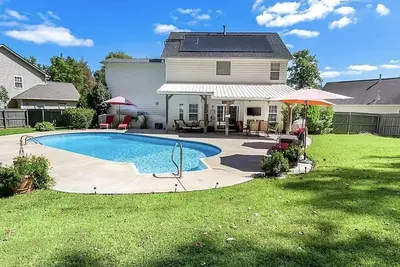 Image de House with Private Pool and Backyard Oasis