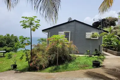 Image de Jolie maison et cadre végétal, splendide vue Mer et îles des Saintes.