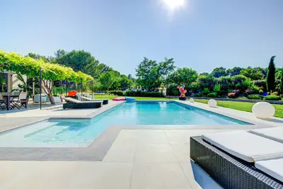 Image de Villa Emanea avec piscine au coeur de la Provence Aixoise
