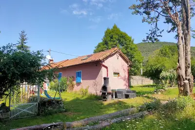 Jolie maison rose aux volets bleus