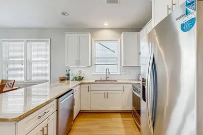 Image de Maison spacieuse Seabreeze Trail avec vue sur le golfe et piscine partagée - à quelques pas de la plage!