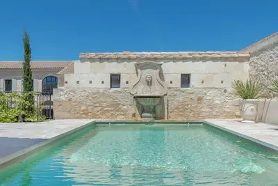 Image de Mas provençal avec piscine chauffée et jacuzzi en Provence