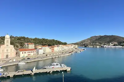 Image de T2 spacieux au port, calme et central
