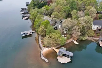Image de Plage de sable et bain à remous! Vue emblématique de Mtn! Venez visiter \"Sans Souci\"!