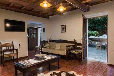 Image de Maro's Village House. Villa de pierre privée et serene