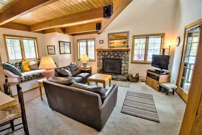 Image de Belle maison entourée de forêt avec bain à remous privé et vélos