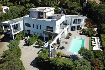 Image de Villa Louancelie, beautiful contemporary house with swimming pool and sea view.