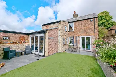 Image de Priory Cottage, Chichester - un chalet qui peut accueillir 4 personnes dans 2 chambres