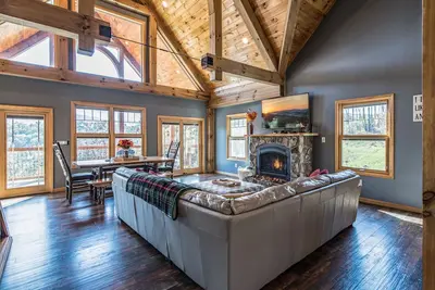 Image de Maison en bois de luxe, vues à couper le souffle, cheminée, bain à remous, table de billard, WiFi