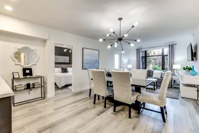 Image de ☀️Modern, Chic, King Bed & Gym! Best Location! Walk to Beach & Fab Eats! ! 🏖️🍷🥂🍱