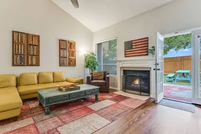 Image de North Austin 3/2 Summer Special! Détendu, Open, Charme