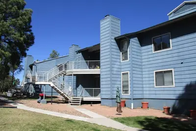 Image de Magnifique condo au deuxième étage! 3 lits, 2 salles de bain, 2 fenêtres A / C.