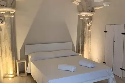 Image de Bâtiment historique de 3 étages, avec parking, wifi et climatisation.