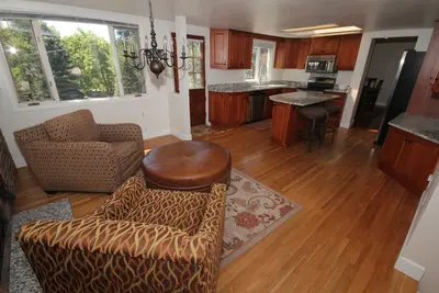 Image de Belle maison de style ranch ensoleillée avec grande cour clôturée