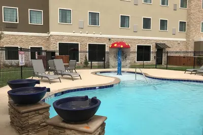 Image de Piscine extérieure + Wi-Fi gratuit, petit-déjeuner gratuit | Suite accessible aux malentendants