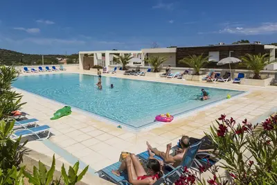 Image de Maisonnette à 10 minutes de la plage | Wi-Fi Gratuit + Mini-Golf!