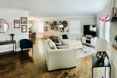 Image de Dnc? Séjournez dans notre charmante maison à Whitefish Bay! 10-15min du centre-ville!