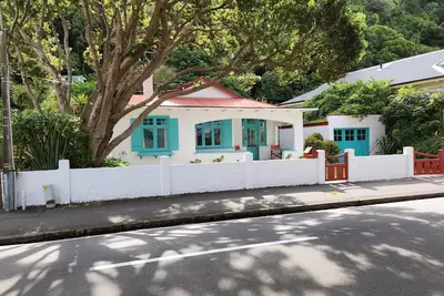 Image de Karaka Bay Cottage - Waterfront 3 Bedroom Bach ou maison de vacances