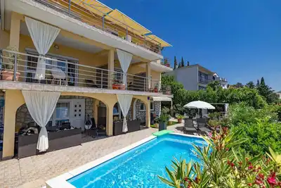 Image de Appartement de vacances avec piscine et vue sur la mer