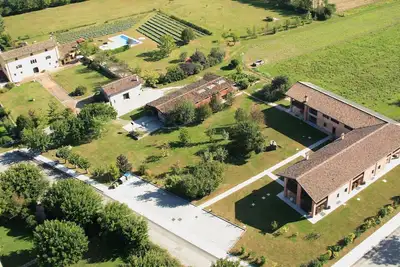 Image de Appartement dans une maison de vacances avec piscine, Wifi, climatisation, Tv, terrasse, parking