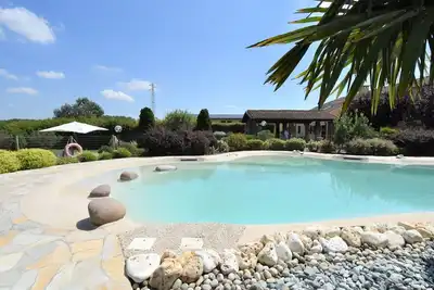 Image de Appartement dans une maison de vacances avec piscine, climatisation, Wifi, Tv, patio, parking