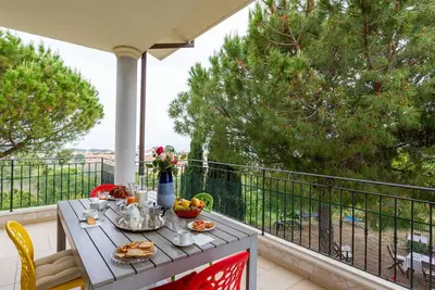 Joli appartement avec climatisation, Wifi, Tv, patio, animaux admis, vue panoramique, parking