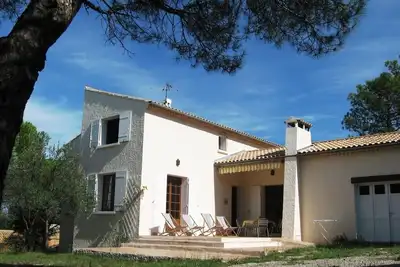 Image de Maison et piscine privées, sur les hauteurs d'un village provençal