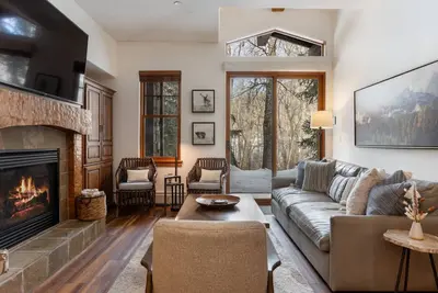 Image de Nouveau! Cozy Avon Condo avec bain à remous, piscine et centre de fitness sur Eagle River.