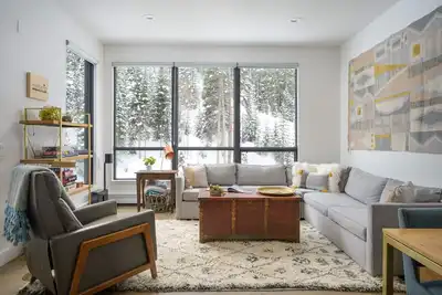 Image de Chill at Chill 404 | Éclectique, moderne et coloré | Bain à remous et piscine sans fin | 150 mètres au ski