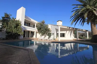 Image de Villa d'architecte exceptionnelle sur golf avec jardin et piscine