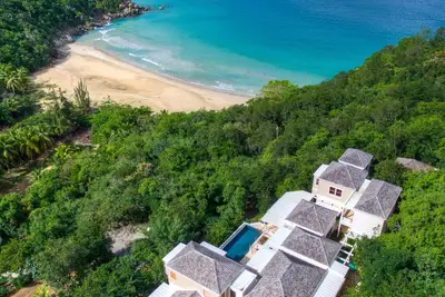Image de Villa de luxe de 4 chambres, près de la plage, piscine à débordement de 30 ', bain à remous, salle de gym.