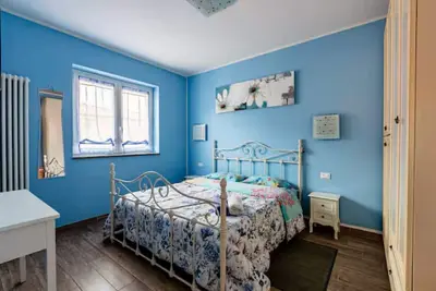 Image de Casa Bolsena ensoleillée et élégante avec une vue magnifique sur le lac et le château