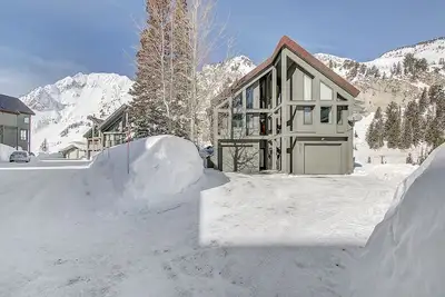 Image de Superbe condo pouvant accueillir jusqu'à 10 personnes, à 0. 6 miles de l'Alta!