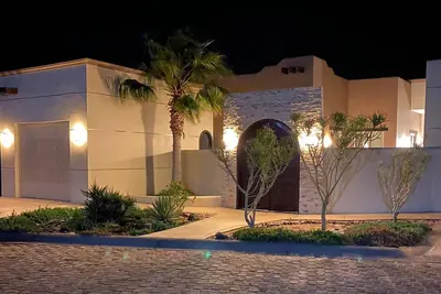 Image de Maison en bord de mer à quelques pas de la plage, de la piscine du complexe, de la salle de sport, du spa et du restaurant!