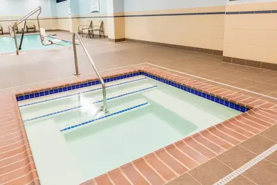 Image de Studio accessible aux personnes à mobilité réduite près du centre-ville avec navette gratuite, petit-déjeuner et accès à la piscine!