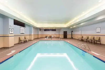 Image de Suite King Hearing Accessible Près du centre-ville | Navette gratuite, petit déjeuner + accès à la piscine!