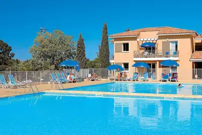 Image de Vacances Près de la Mer | Accès 2 Piscines + Coin Fitness!