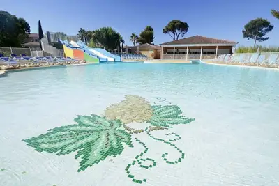 Image de Maisonnette Duplex Abordable | Accès 2 Piscines + Terrain Multisports