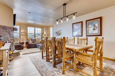 Image de Nouvelle Liste! Mise à jour de la rivière 3br - beaucoup de literie et de ski gratuit pour les enfants