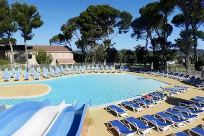 Image de Maisonnette Duplex avec Terrasse | Accès Mini-Golf + Piscine