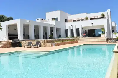 Image de Superbe villa individuelle de 4 chambres avec piscine privée située à Lagos