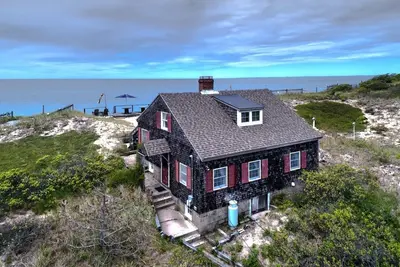 Image de Emplacement, emplacement! Waterfront- Beachfront Cottage