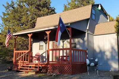Image de Cabine mignonne! Isolé et entouré par la nature.
