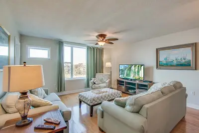 Image de Condo au deuxième étage avec vue sur la rivière et accès à une piscine communautaire