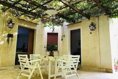 Image de Villa Roberta entourée de verdure à deux pas de la plage de San Vito Lo Capo