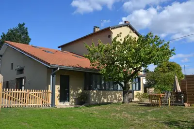 Image de Gîte Familial 200m² avec Jardin, Terrasse, Jeux, et Confort Moderne à Chazelles-sur-Lyon